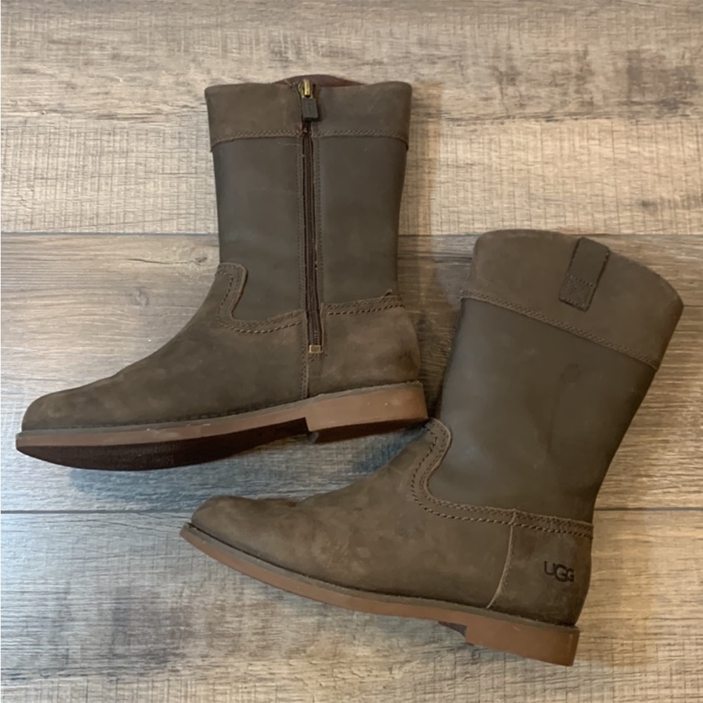 Brown Ugg boots 
Size tag has been removed, between 5-5 1/2